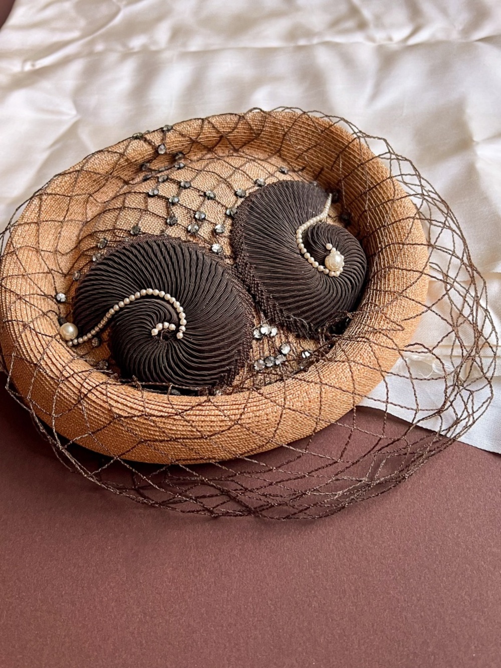 Vintage 1940s Straw Hat With Rhinestones and Brown Netting - Picture 3 of 9